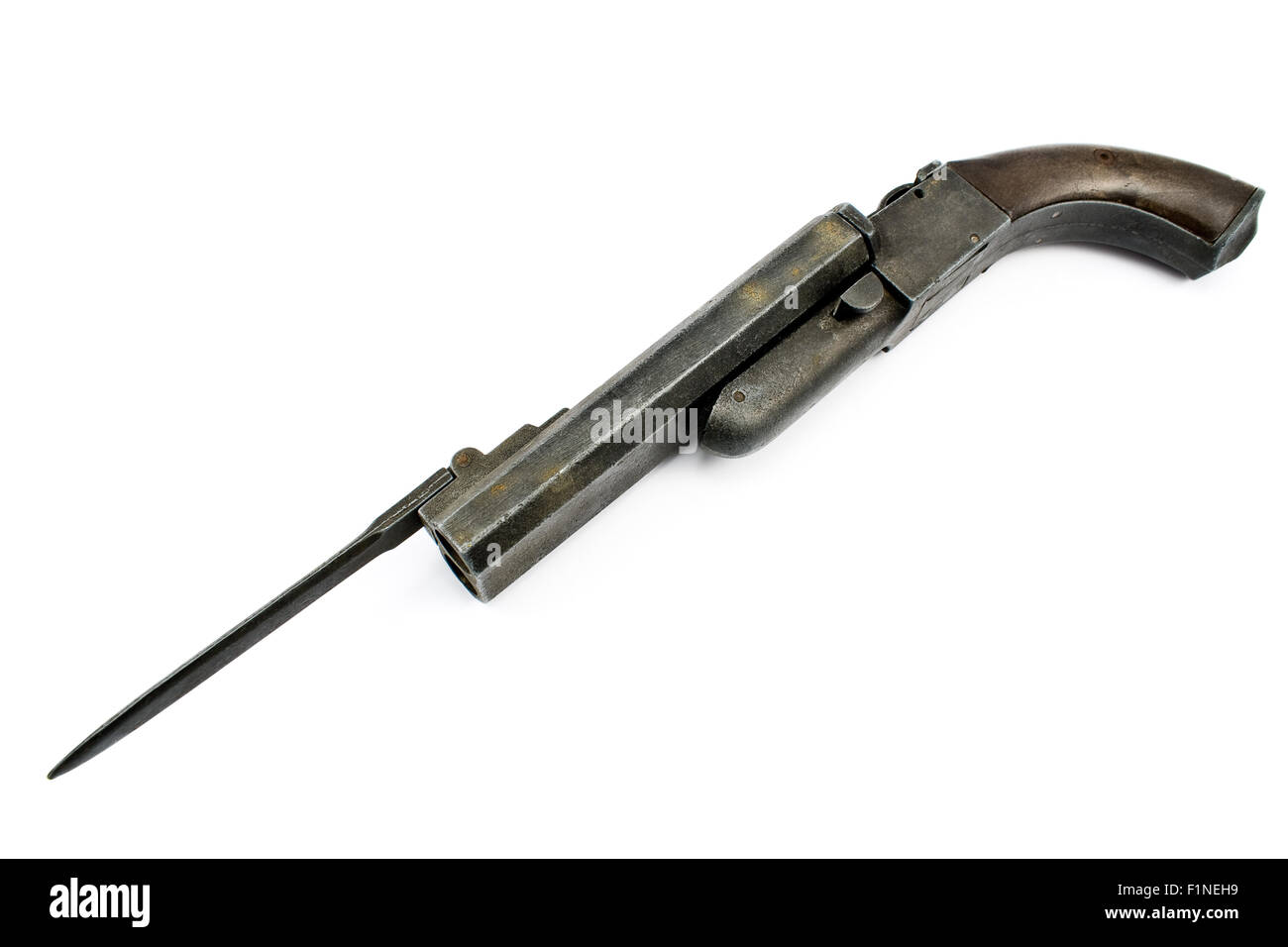 Vecchia pistola con attacco a baionetta isolato su bianco Foto Stock
