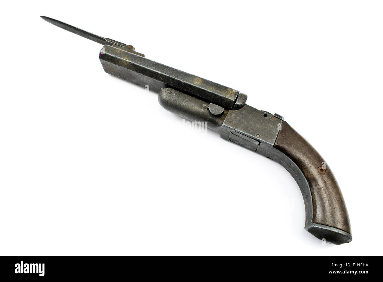 Vecchia pistola con attacco a baionetta isolato su bianco Foto Stock