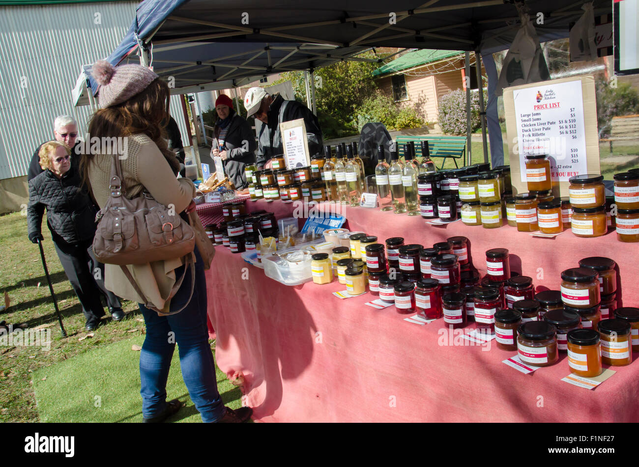 Una bancarella che vende marmellata ad un mercato locale nella città di campagna del nuovo Galles del Sud di Berrima in Australia Foto Stock