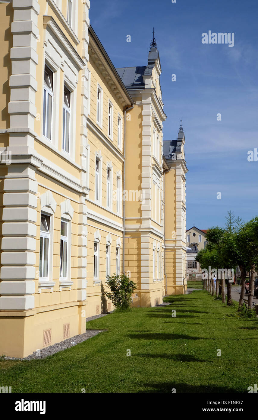 Kursalon in Lipik, più grande e più rappresentativa edificio in Lipik health resort è ora utilizzato come ospedale. Lipik, Croazia Foto Stock