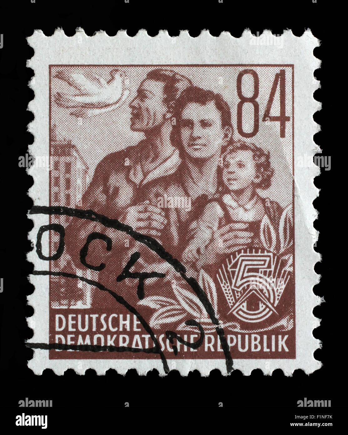 Timbro stampato nella RDT, mostra una famiglia, serie piano quinquennale, circa 1955 Foto Stock