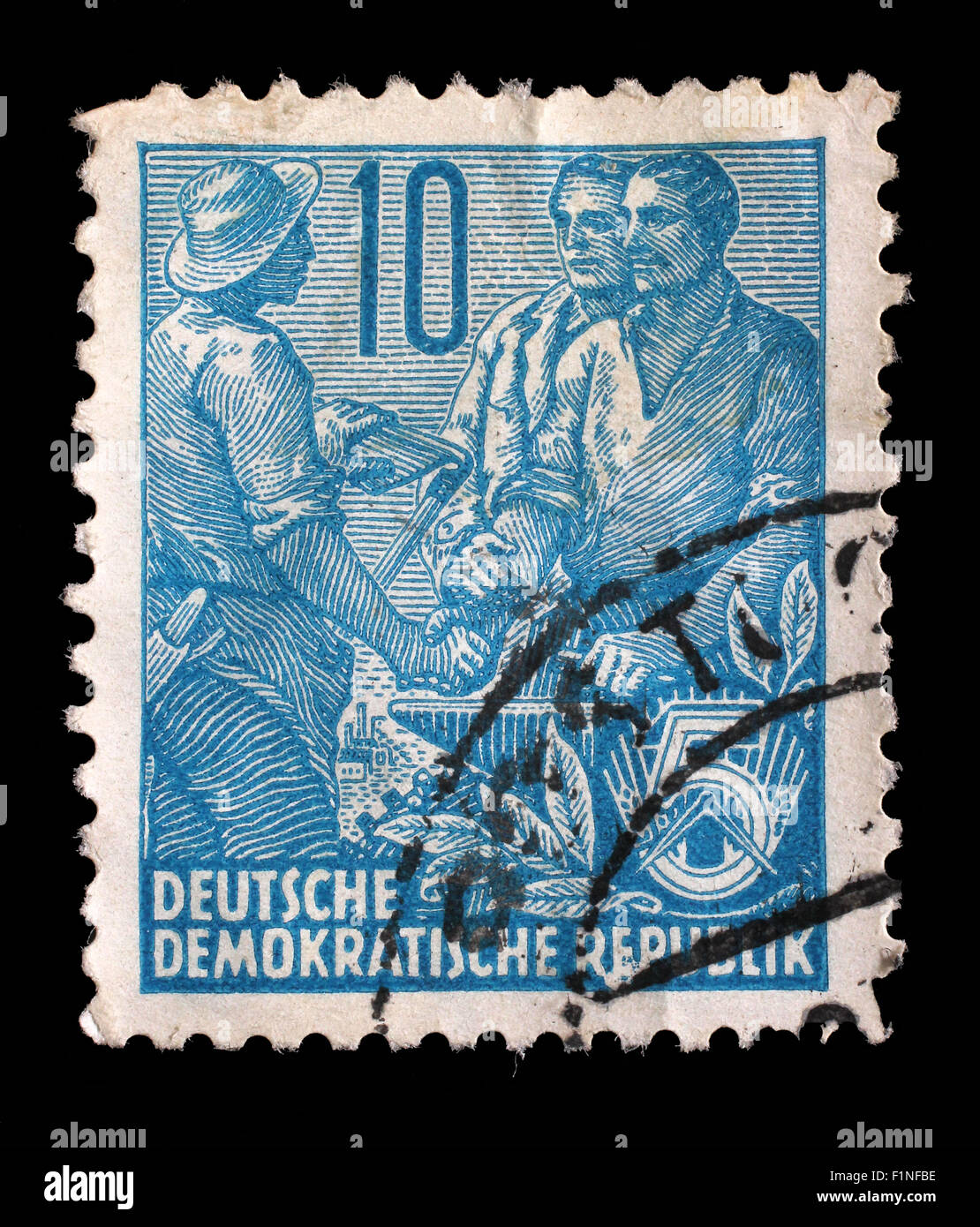 Timbro stampato nella RDT, mostra il contadino, lavoratore, intellettuali, serie piano quinquennale, circa 1955 Foto Stock