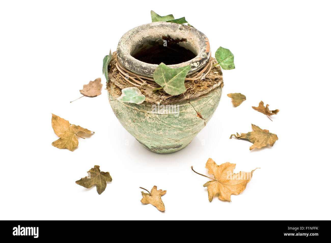 Rustico vecchia pentola di creta con foglie isolato su bianco Foto Stock