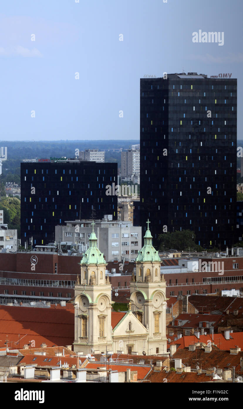 Basilica del Sacro Cuore di Gesù e il nuovo metallo e vetro edifici nel centro di Zagabria, Croazia il 31 maggio 2015 Foto Stock