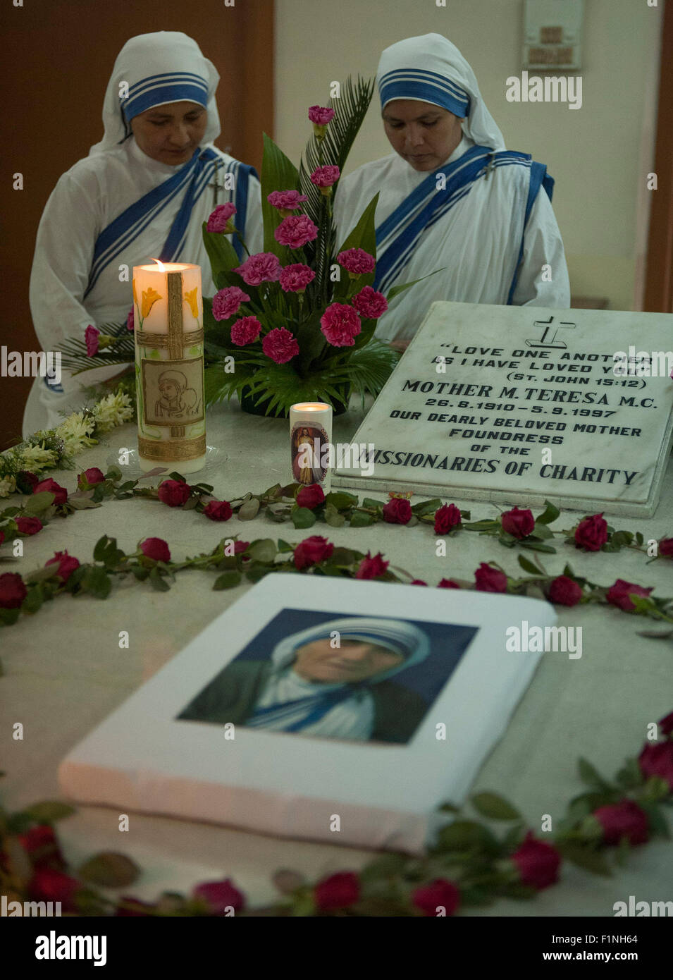 Kolkata, Sett. 5. 5 Sep, 1997. Suore della Congregazione delle Missionarie della Carità pregare durante una commemorazione la marcatura del xviii anniversario della morte di Madre Teresa di Calcutta, capitale di un orientale lo stato indiano del Bengala Occidentale, Sett. 5, 2015. Premio Nobel per la Pace Madre Teresa morì il 7 settembre 5, 1997. © Tumpa Mondal/Xinhua/Alamy Live News Foto Stock