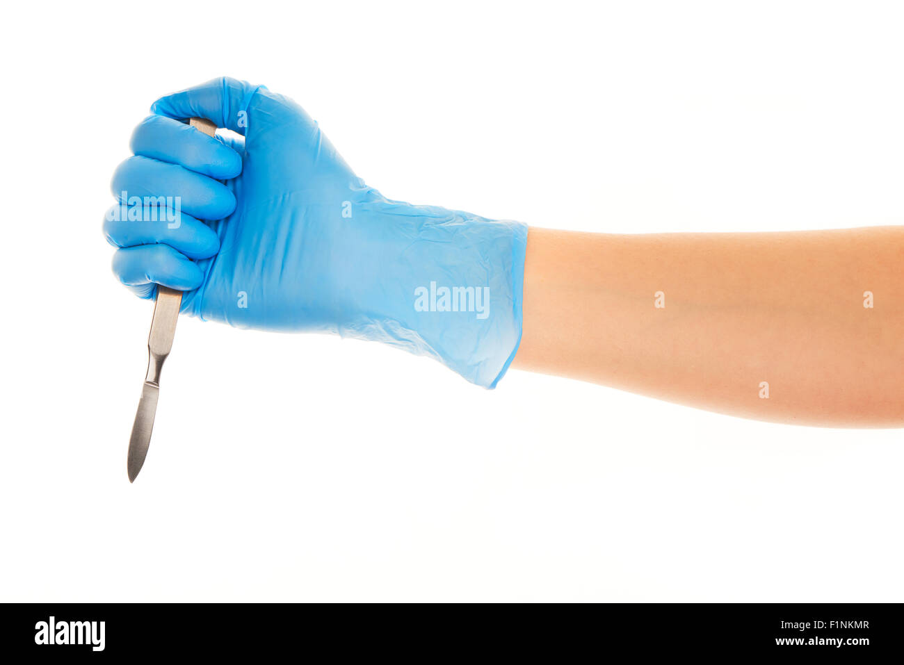 Close up medico donna la mano in blu sterilizzato guanto chirurgico con un bisturi contro uno sfondo bianco Foto Stock