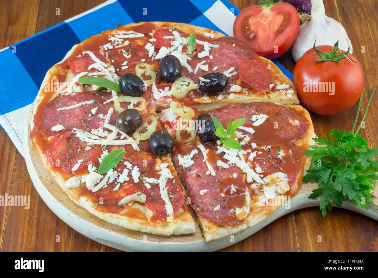 Homebaked fette di pizza con le verdure su una tavola di legno Foto Stock