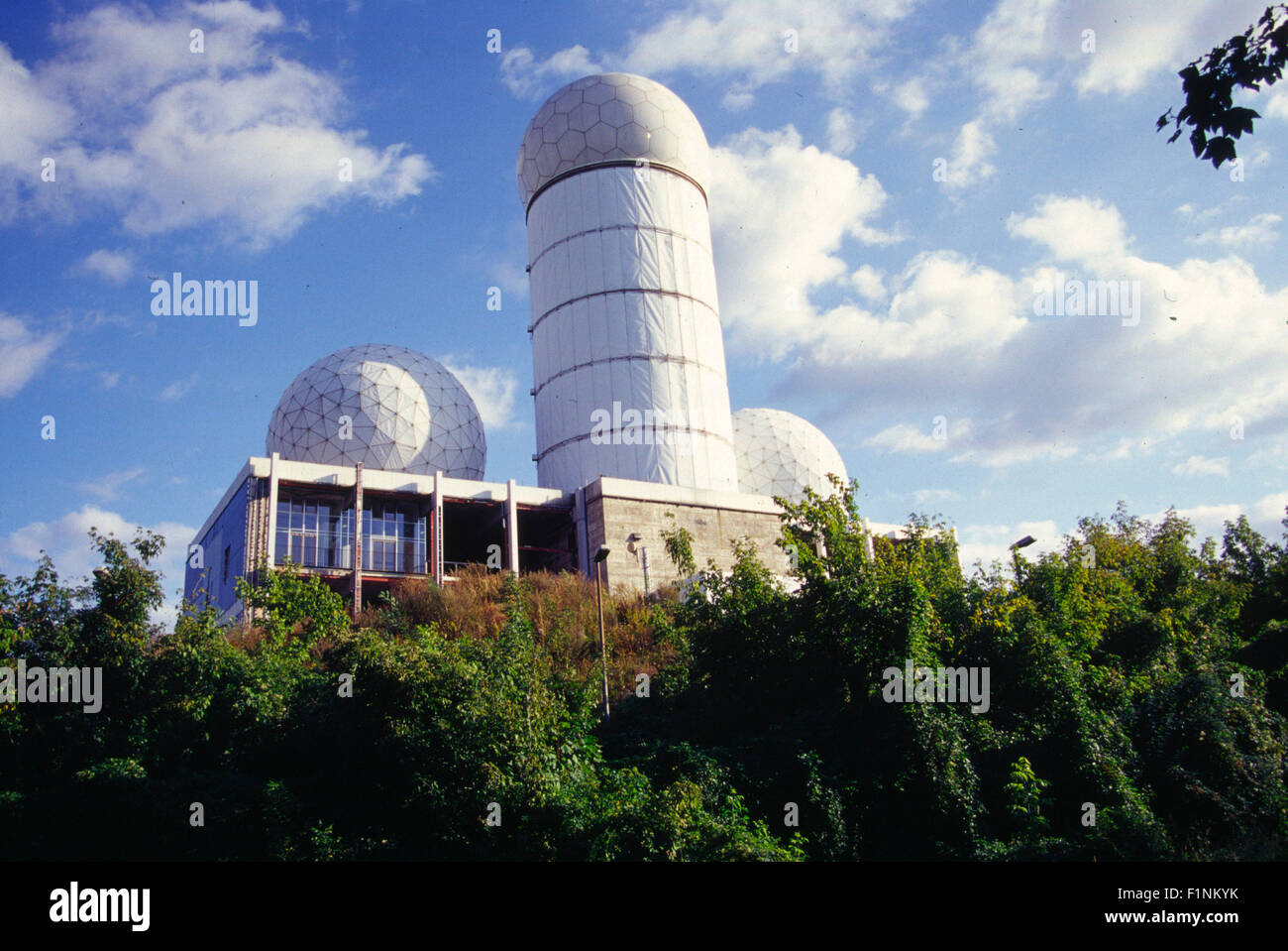 6./7. Dezember 2008: Ein Feuer hat Sonntag frueh eine Lagerhalle auf dem Gelaende der ehemaligen Radarstation am Teufelsberg im Foto Stock