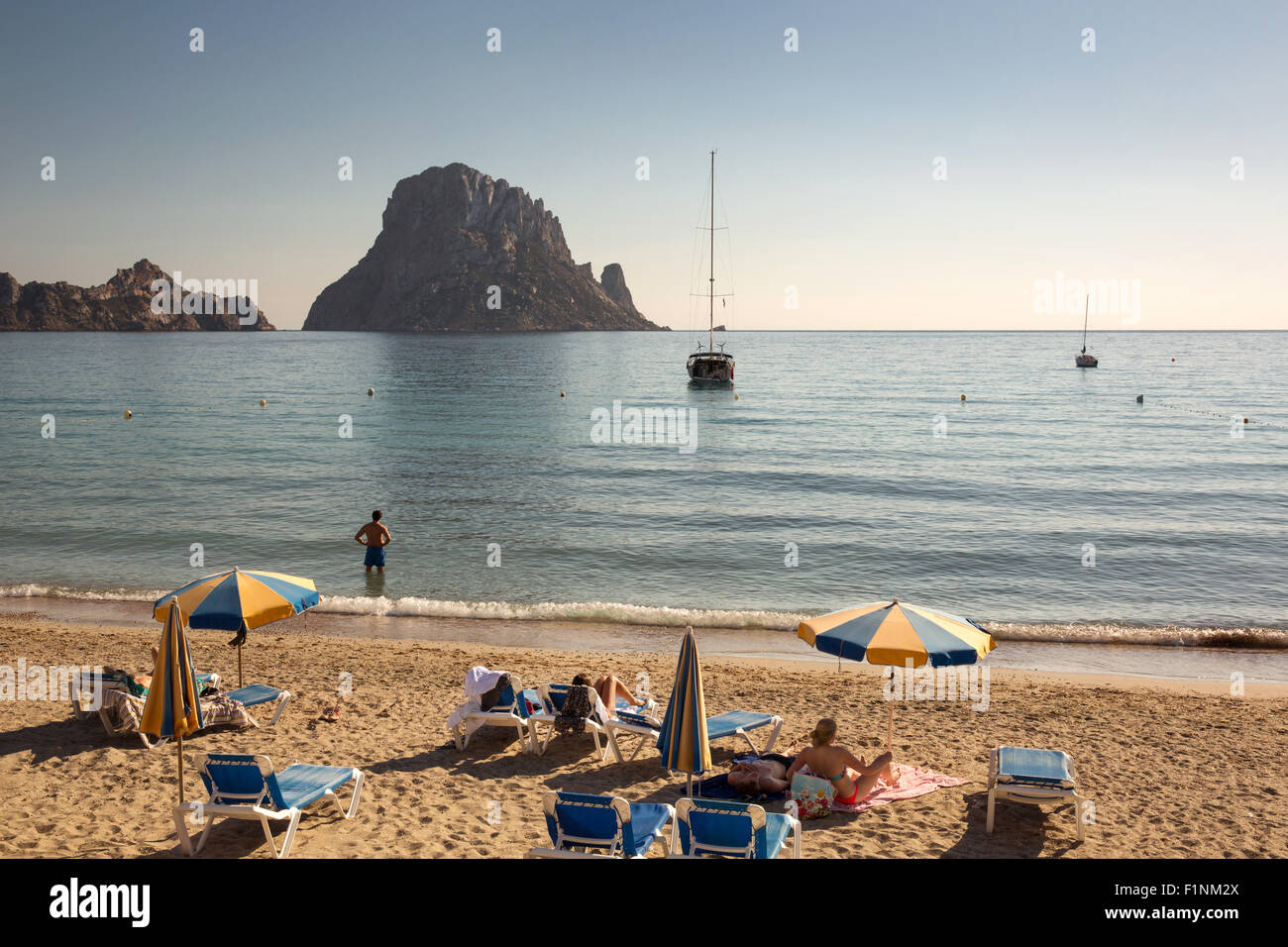 Ibiza, Es Vedra Rock visto da Cala d'hort (spiaggia). Foto Stock