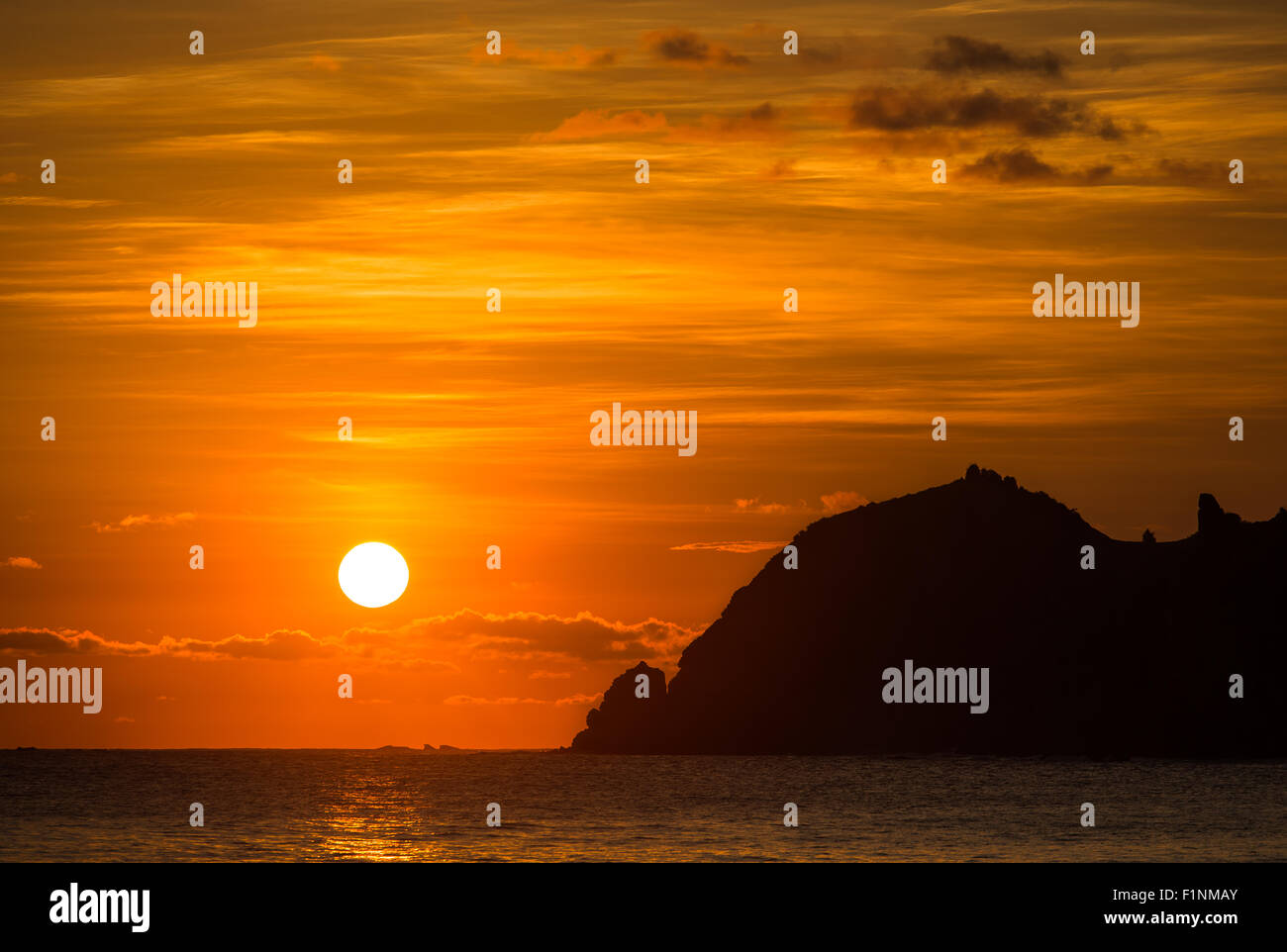 Rosso drammatico Cielo di tramonto sull'oceano Foto Stock