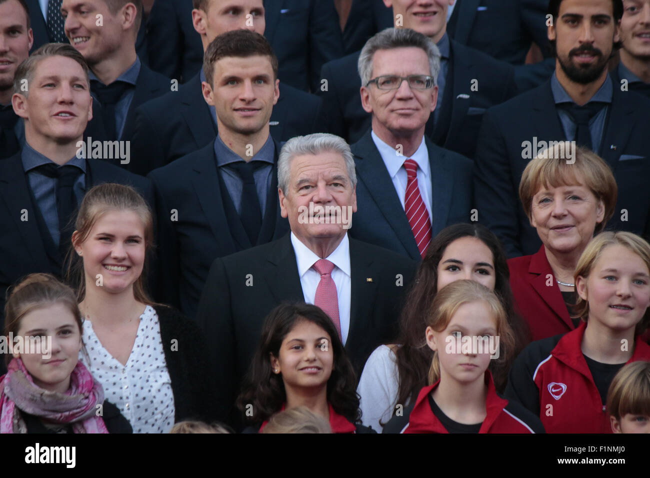 Toni Kroos, Thomas Mueller, Benedikt Hoewedes, Matthias Ginter Thomas de Maiziere, Sami Khedira, Joachim Gauck, Angela Merkel - Foto Stock