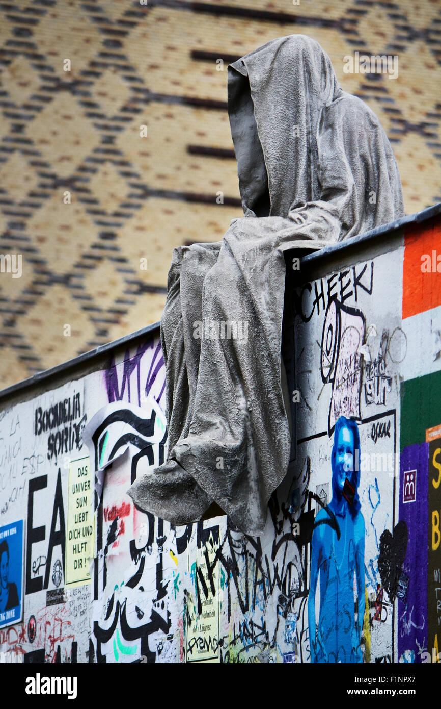 Europa; Germania; Berlino; Graffiti; arte di strada; Street; Straße; parete; Die; la morte; la Figura; scultura Foto Stock