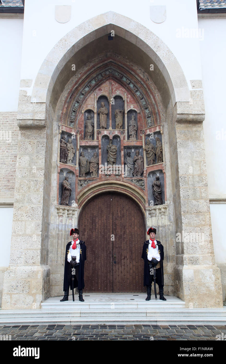 Guardia d'onore della Cravat reggimento sul portale sud della chiesa di San Marco a Zagabria in Croazia Foto Stock