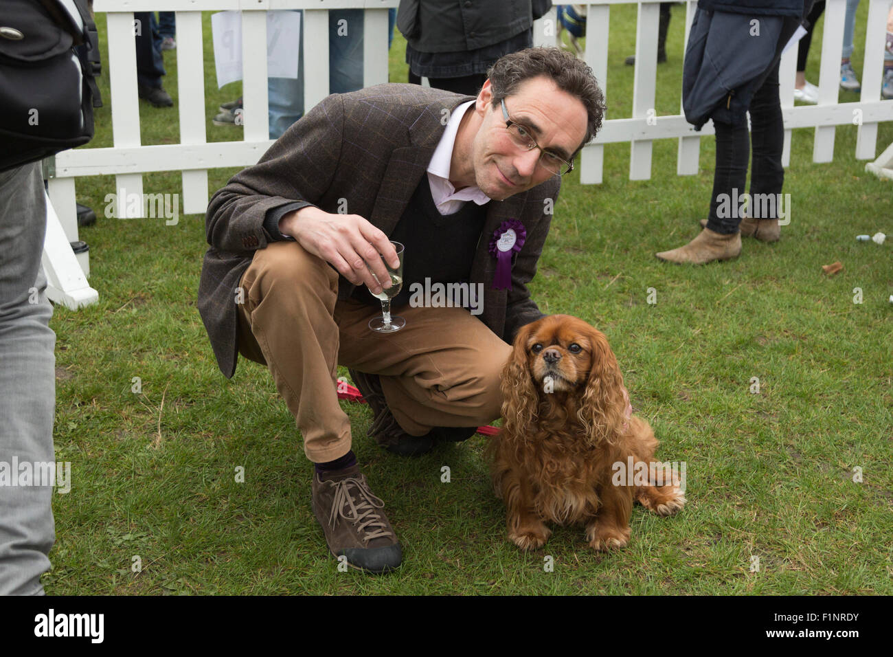 Primrose Hill, Londra, Regno Unito. Il 5 settembre 2015. Attore Guy Henry. PupAid 2015 Celebrity vet Marc Abramo è un giorno di festa per i proprietari di cani e gli appassionati di pooch spera di aumentare la consapevolezza del cucciolo di agricoltura, che è la produzione di massa di cuccioli per guadagno commerciale e comporta talvolta gli animali che vivono in condizioni terribili. Foto: Nick Savage/Alamy Live News Foto Stock Primrose Hill, Londra, Regno Unito. Il 5 settembre 2015. Attore Guy Henry. PupAid 2015 Celebrity vet Marc Abramo è un giorno di festa per i proprietari di cani e gli appassionati di pooch spera di aumentare la consapevolezza del cucciolo di agricoltura, che è la produzione di massa di cuccioli per guadagno commerciale e comporta talvolta gli animali che vivono in condizioni terribili. Foto: Nick Savage/Alamy Live News Foto Stock