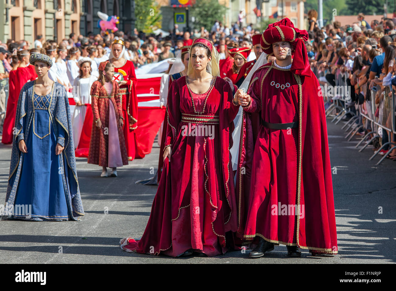 I partecipanti in abiti storici sulla parata medievale di Alba, Italia. Foto Stock