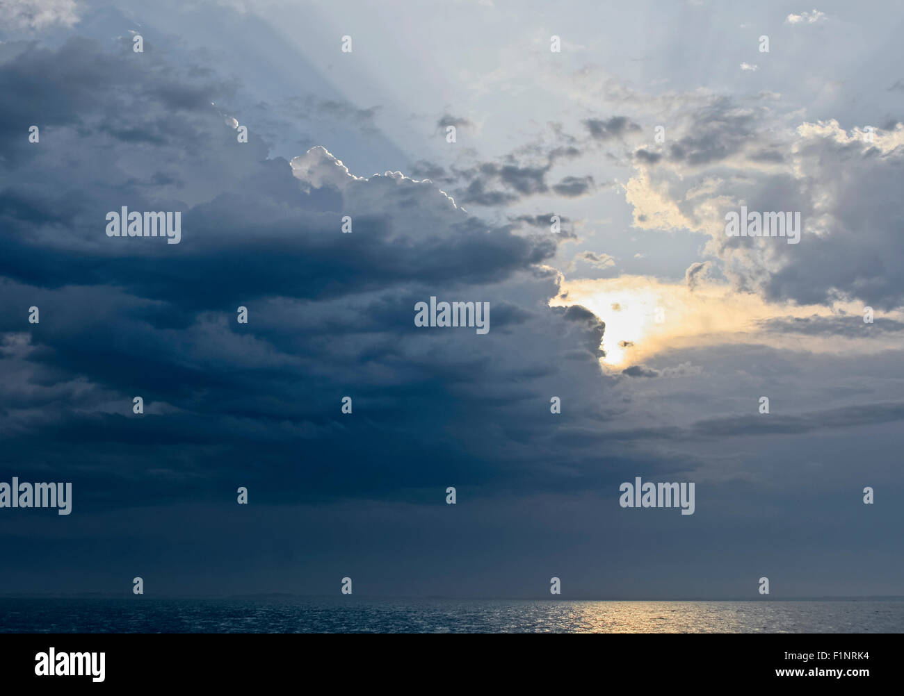 Heavy cloud computing con tuoni e visibilità ridotta Foto Stock