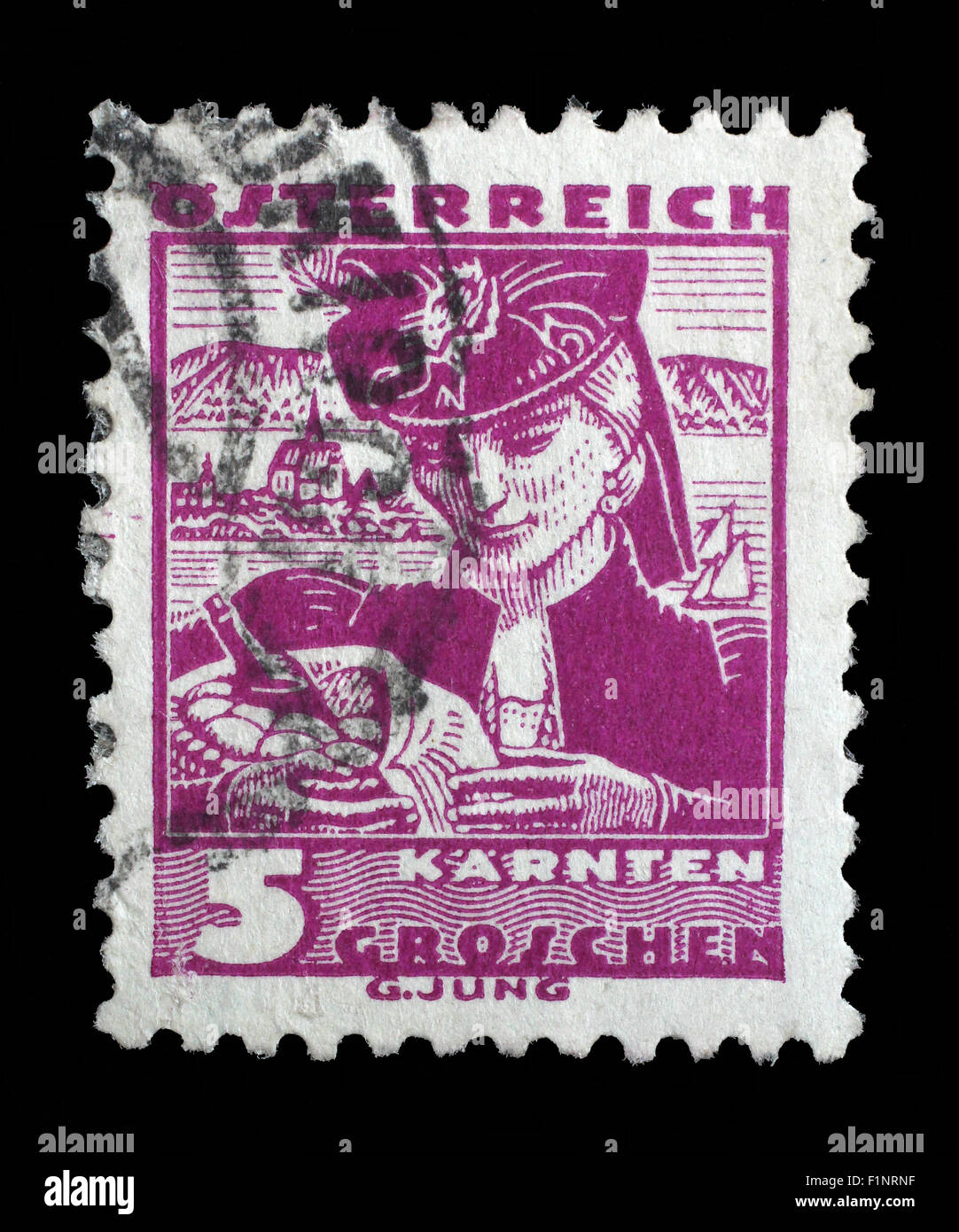 Timbro stampato in Austria mostra una donna dalla Carinzia, costumi regionali, circa 1934 Foto Stock