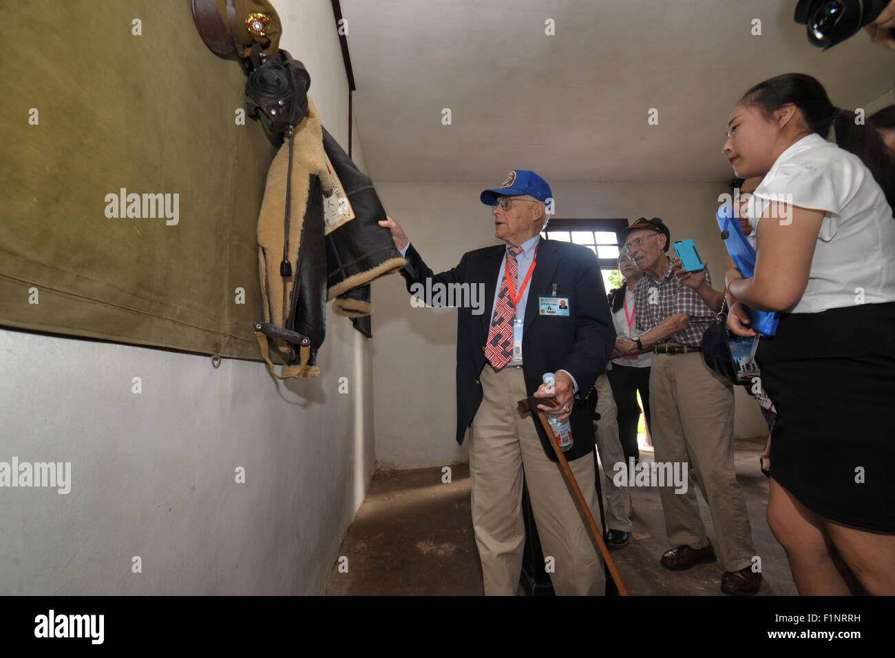 (150905) -- ZHIJIANG, Sett. 5, 2015 (Xinhua) -- Veterano dell'U.S. 'Flying Tigers' dell'aria squadrone Paolo Crawford (1L) opinioni presenta all'interno del Flying Tigers Memorial Museum di Zhijiang, centrale provincia cinese di Hunan, Settembre 5, 2015. Alcuni veterani della U.S. 'Flying Tigers' squadrone di aria e i loro familiari hanno visitato il Flying Tigers Memorial Museum di Zhijiang sabato. Il Flying Tigers, ufficialmente conosciuta come la American gruppo di volontari dei cinesi Air Force, sono state formate nel 1941 e guidato dalla U.S. Generale Claire Lee Chennault per aiutare la Cina ad estrarre invadendo i soldati giapponesi. (Xinhua/Lungo Hon Foto Stock