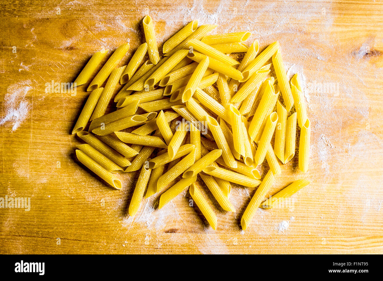 Pila di essiccato gli spaghetti su un tagliere vista superiore Foto Stock