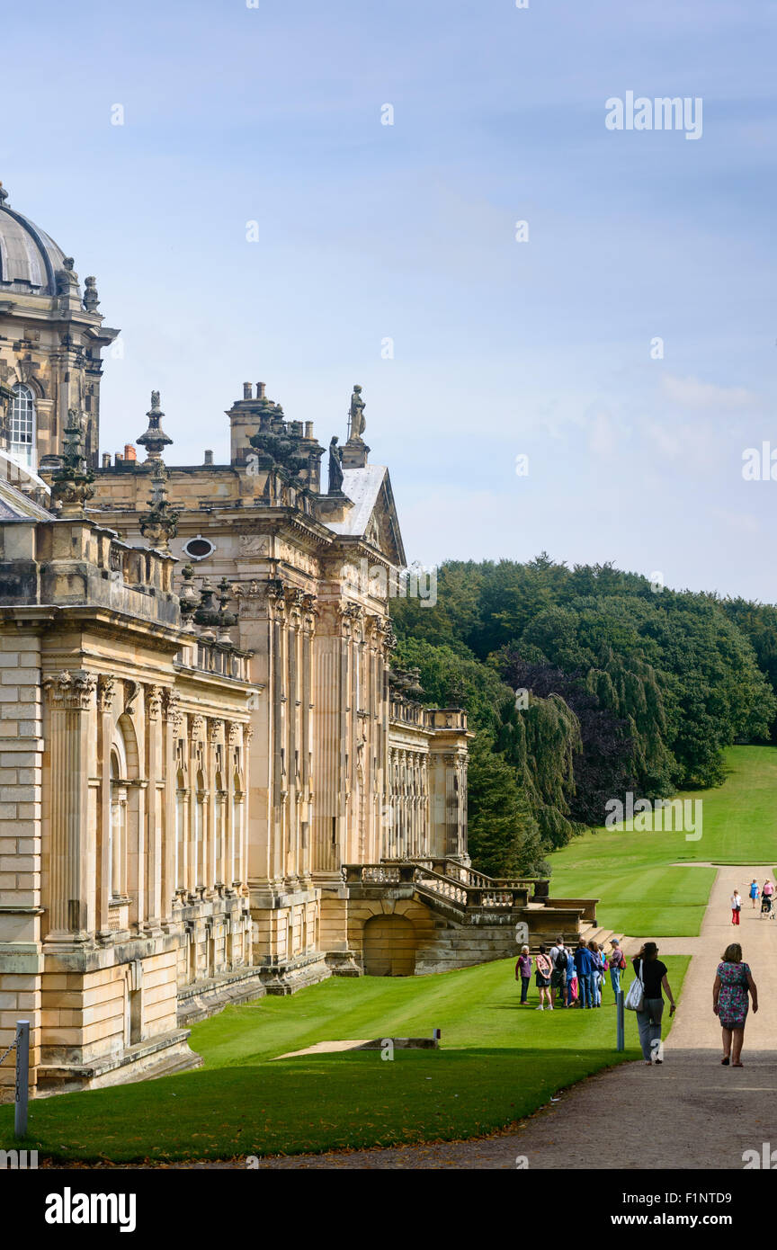 Un gruppo di turisti con guida turistica. Castle Howard, York, Inghilterra. Foto Stock
