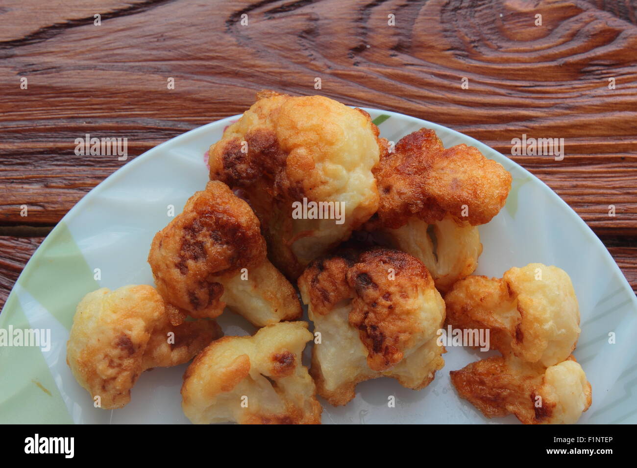 Su di una piastra cavolfiori fritti Foto Stock