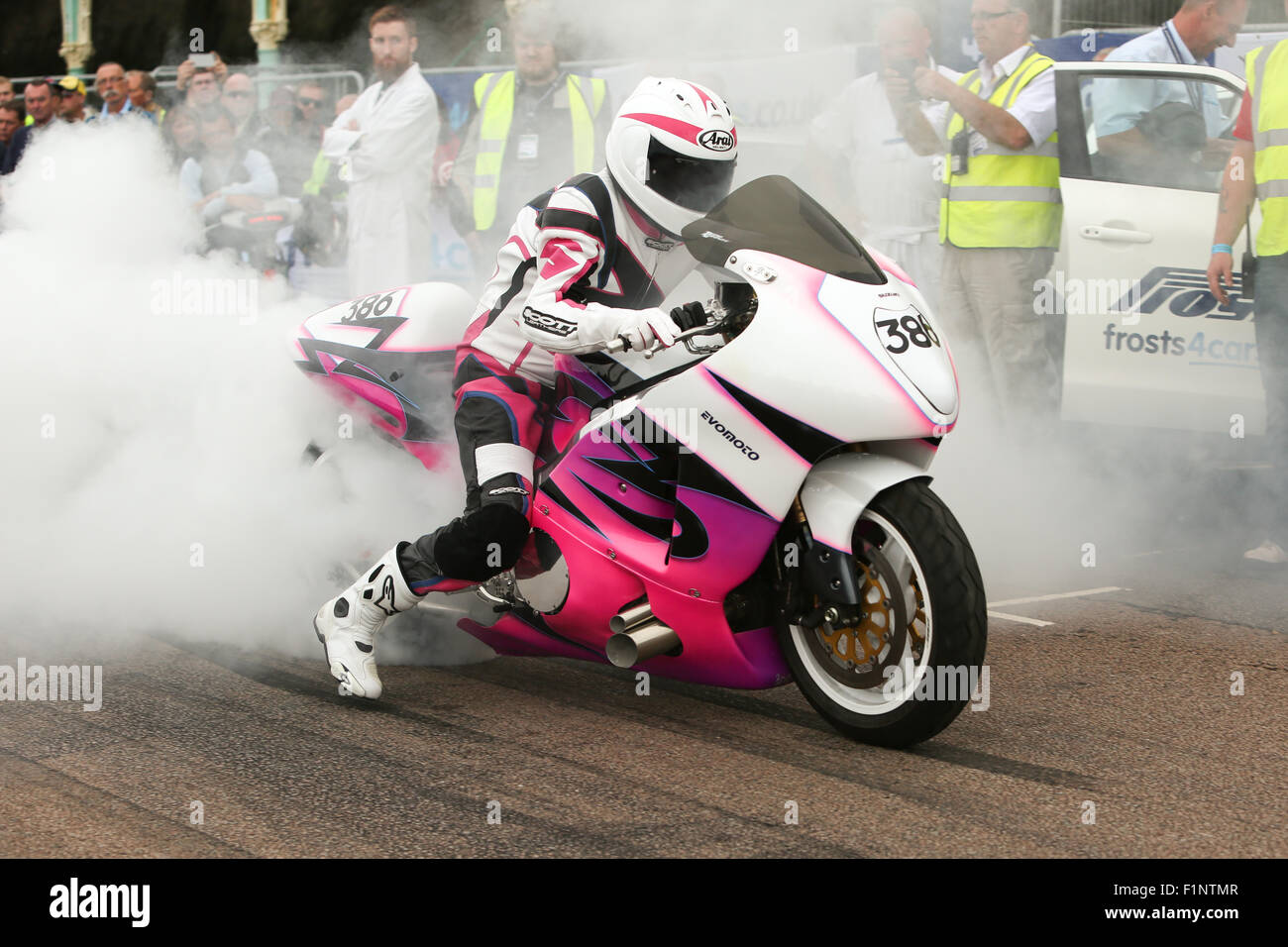 Madeira Drive, City of Brighton & Hove, East Sussex, Regno Unito. Frost Brighton Speed Trials è una giornata emozionante e ricca di azione sia per gli spettatori che per i partecipanti. Oltre duecento auto e moto si allineano per affrontare una corsa a tempo lungo Madeira Drive raggiungendo alte velocità. 5th settembre 2015 Foto Stock