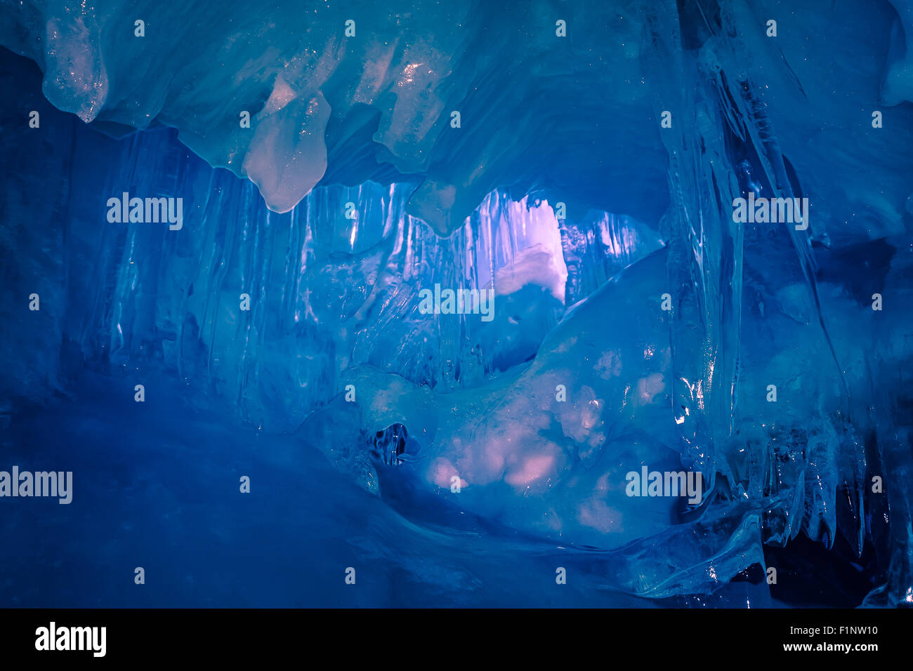 Blue caverna di ghiaccio in Antartide Foto Stock