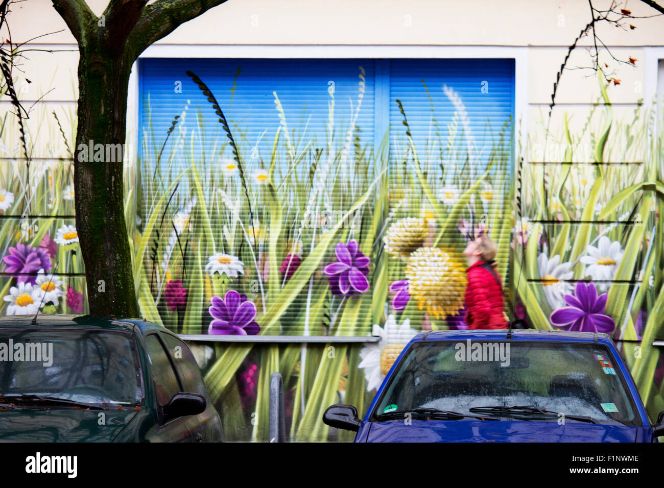 Europa; Germania; Berlino; Graffiti; arte di strada; Street; Straße; donna; a piedi; fiore; Giardino Foto Stock