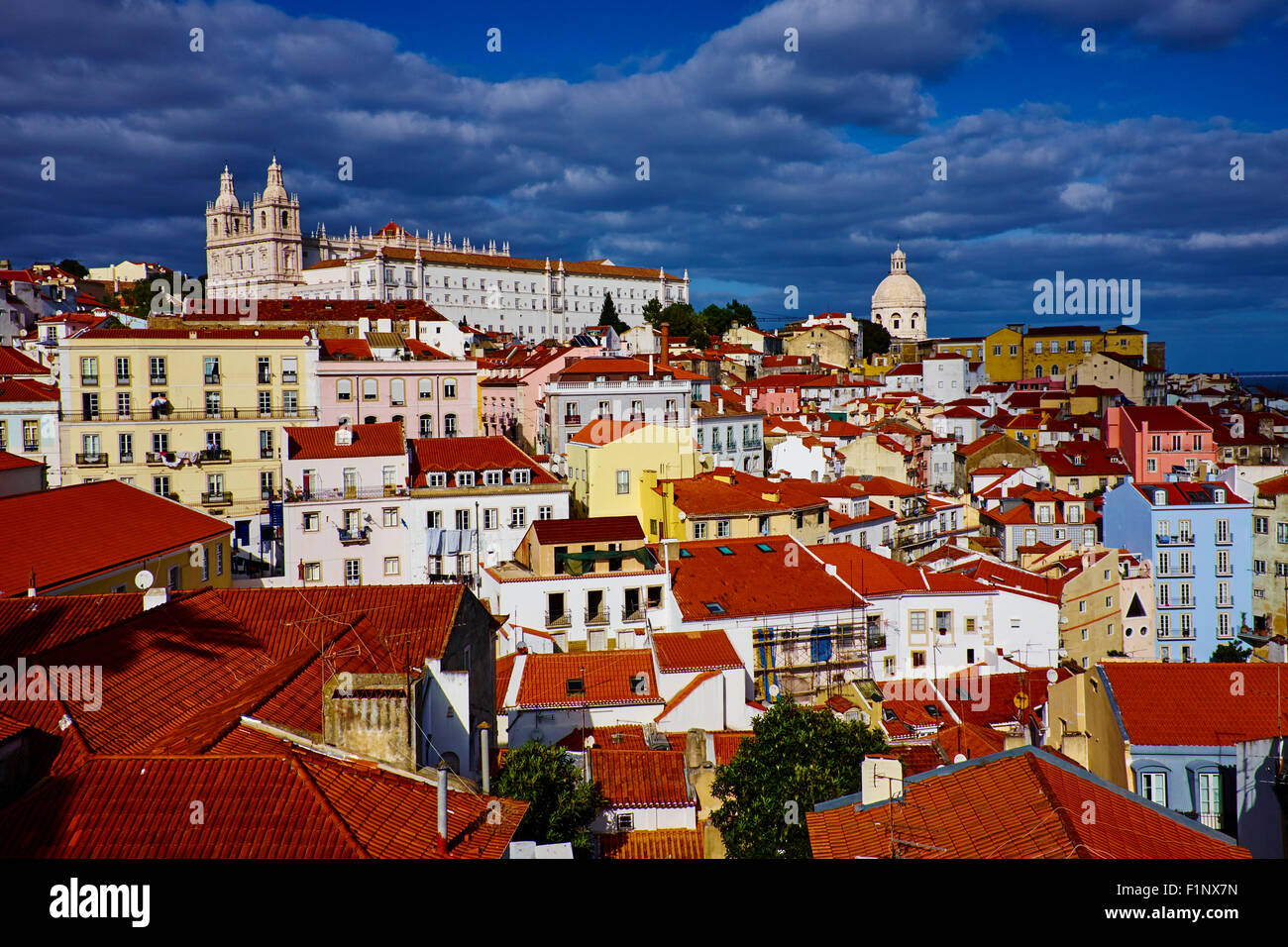 Il Portogallo, Lisbona, Alfama da Santa Luzia belvedere, vista su Sao Vicente de Fora il monastero e il Pantheon Nazionale Foto Stock