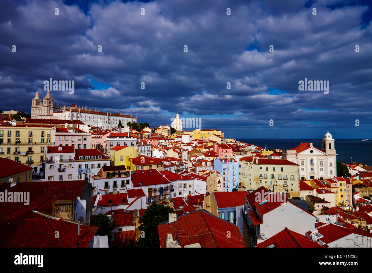 Il Portogallo, Lisbona, Alfama da Santa Luzia belvedere, vista su Sao Vicente de Fora il monastero e il Pantheon Nazionale Foto Stock