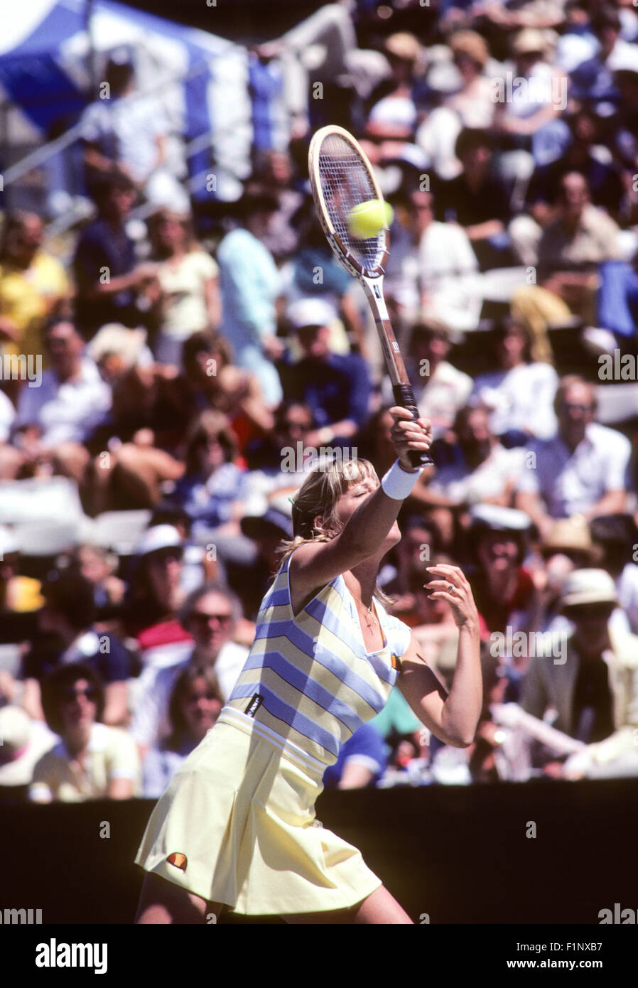 Chris Evert in azione al Clairol Crown torneo di tennis presso la costa Resort di Carlsbad, in California nel mese di aprile 1981. Foto Stock