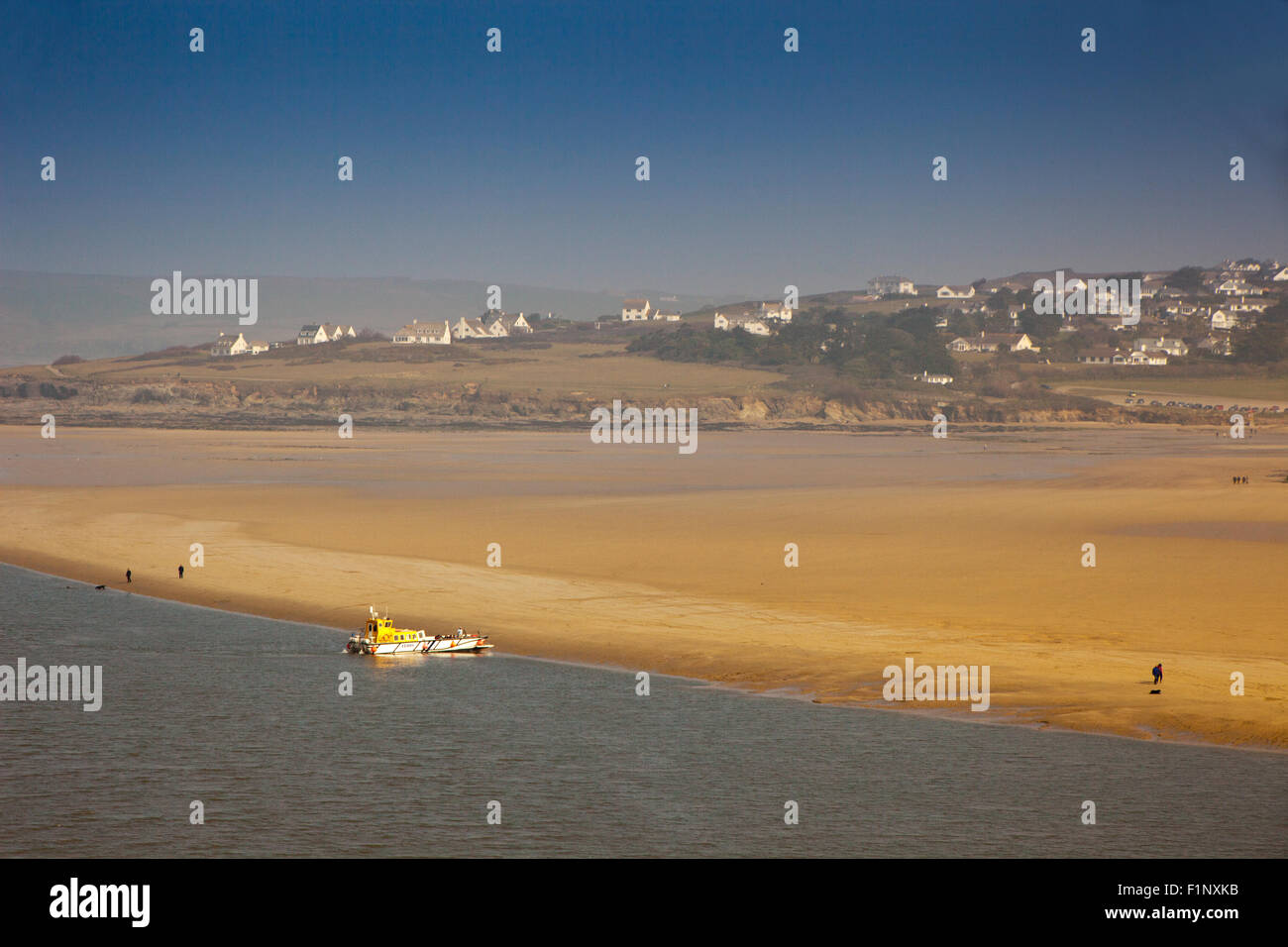 La roccia - Padstow attende di traghetto per passeggeri su una spiaggia sul Fiume Camel Estuary in acqua molto basso, Cornwall, Regno Unito Foto Stock