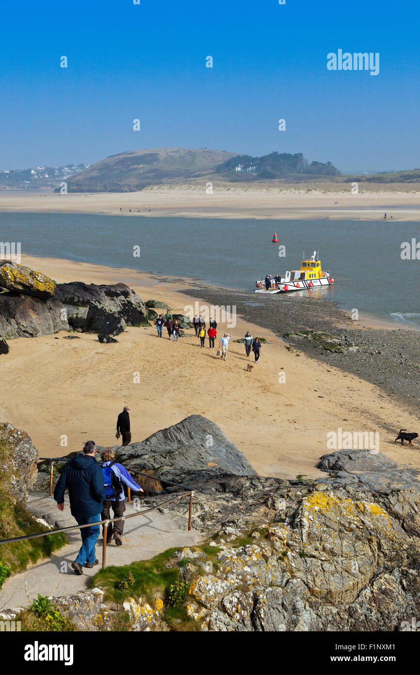 La roccia - Padstow sbarco dei traghetti passeggeri su una spiaggia sul Fiume Camel Estuary in acqua molto basso, Cornwall, Regno Unito Foto Stock