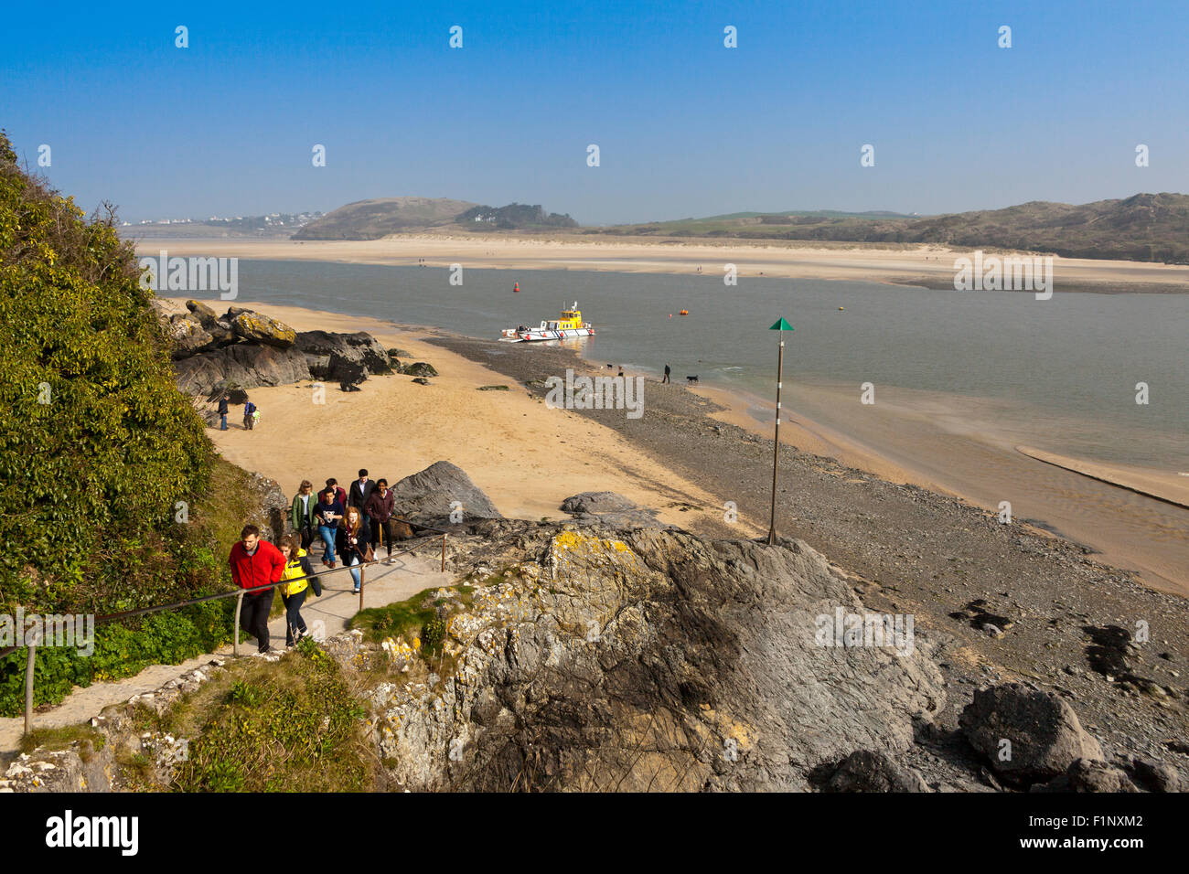 La roccia - Padstow sbarco dei traghetti passeggeri su una spiaggia sul Fiume Camel Estuary in acqua molto basso, Cornwall, Regno Unito Foto Stock
