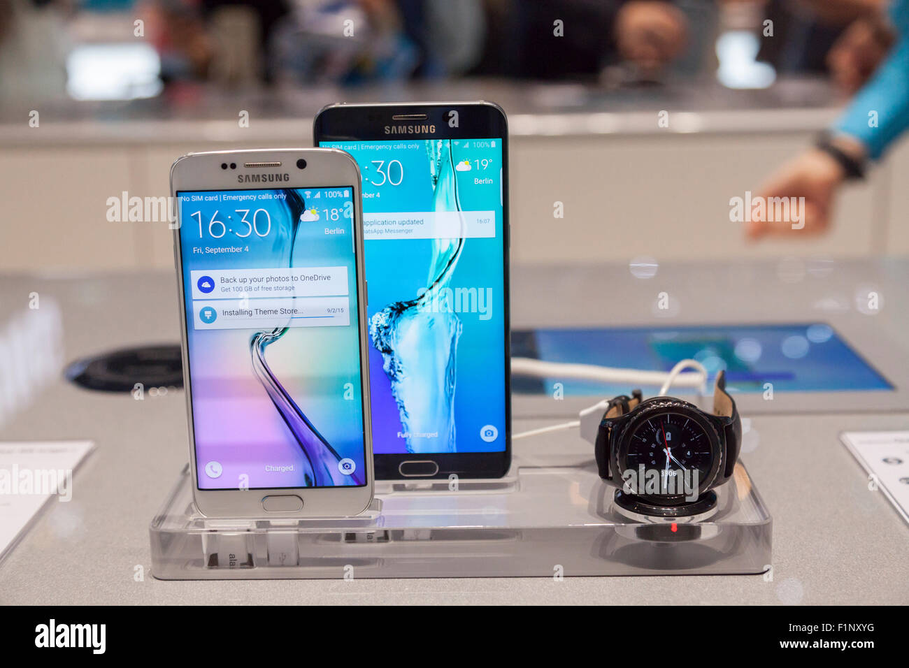 Berlino, Germania. Il 4 settembre, 2015. IFA 2015, Samsung Galaxy S6 margine più Smartphone e Smartwatch Credito: Stefan Papp/Alamy Live News Foto Stock