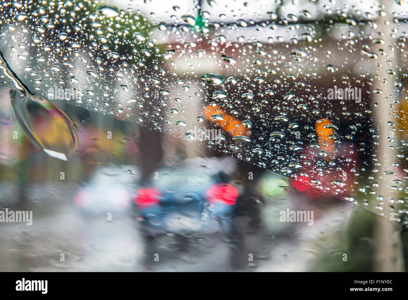 Cars driving in heavy rain meteo, superficie bagnata della strada, la guida pericolosa, aquaplaning, Foto Stock