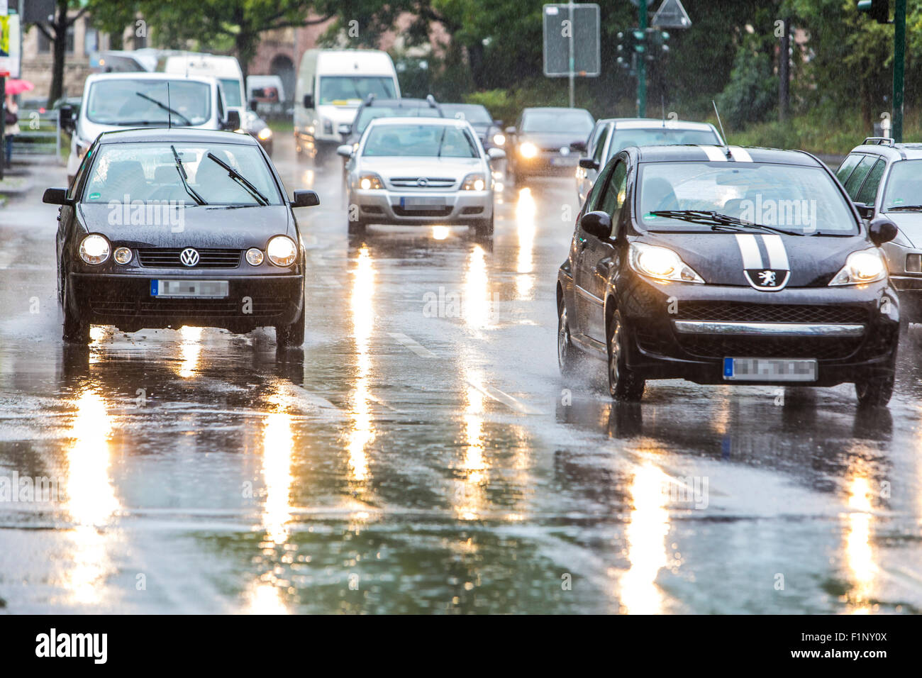 Cars driving in heavy rain meteo, superficie bagnata della strada, la guida pericolosa, aquaplaning, Foto Stock