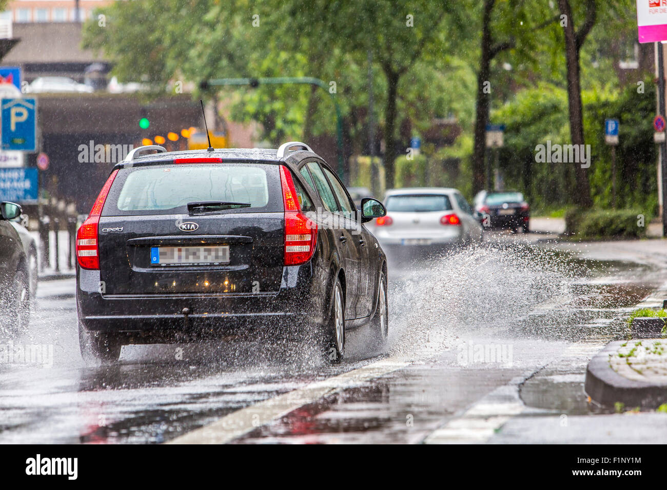 Cars driving in heavy rain meteo, superficie bagnata della strada, la guida pericolosa, aquaplaning, Foto Stock