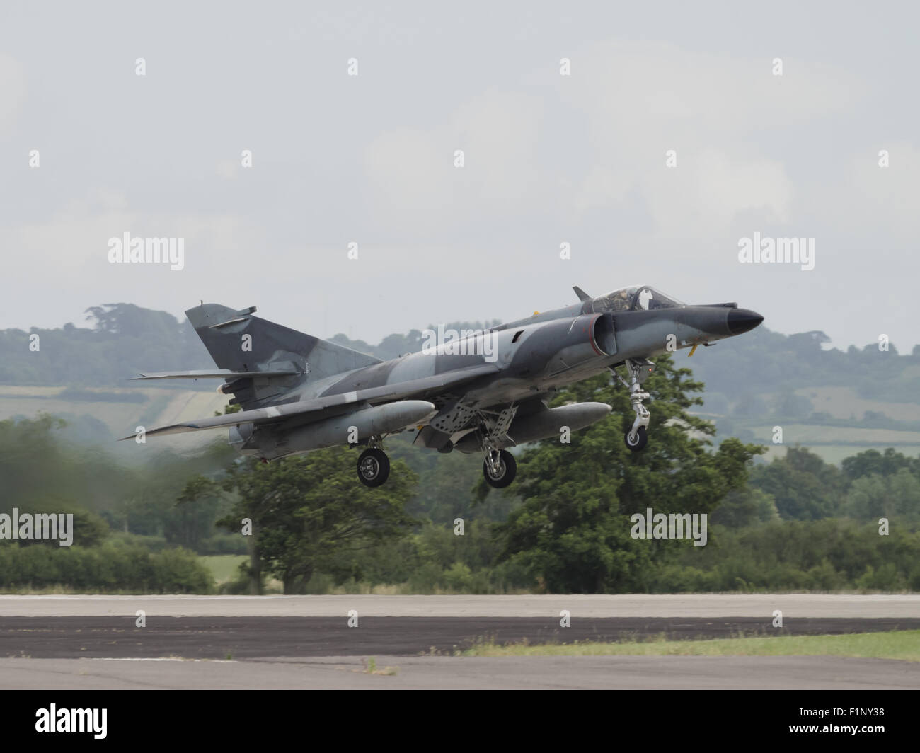 Fast militare aerei jet in volo attorno alla terra Foto Stock