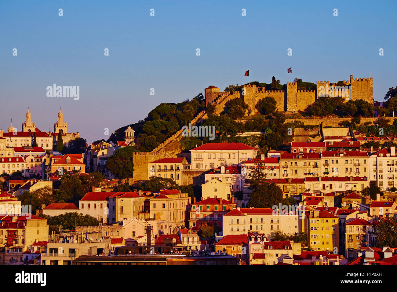 Il Portogallo, Lisbona, città e Castelo Sao Jorge o Saint Georges Castle Foto Stock