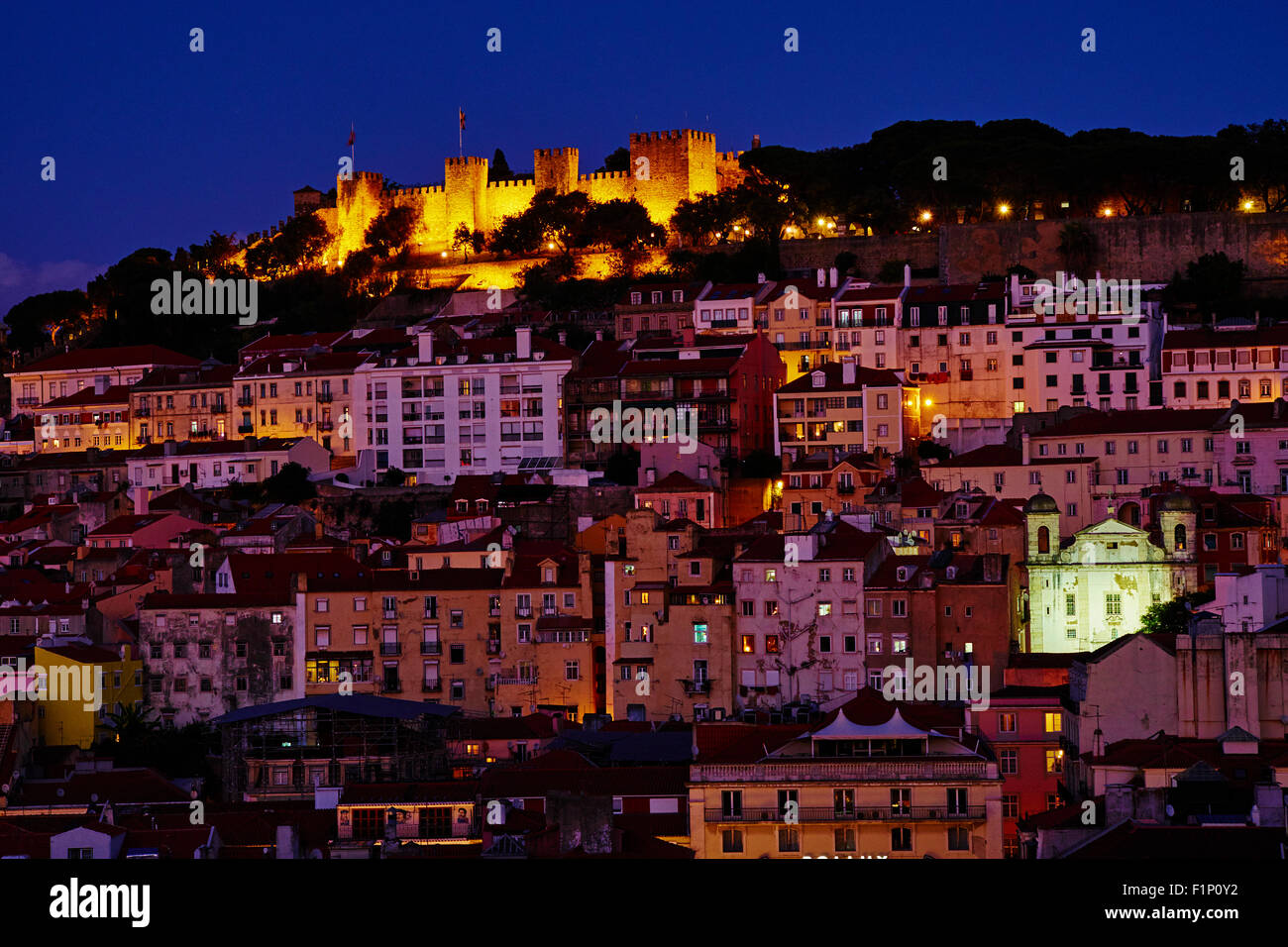 Il Portogallo, Lisbona, città e Castelo Sao Jorge o Saint Georges Castle Foto Stock