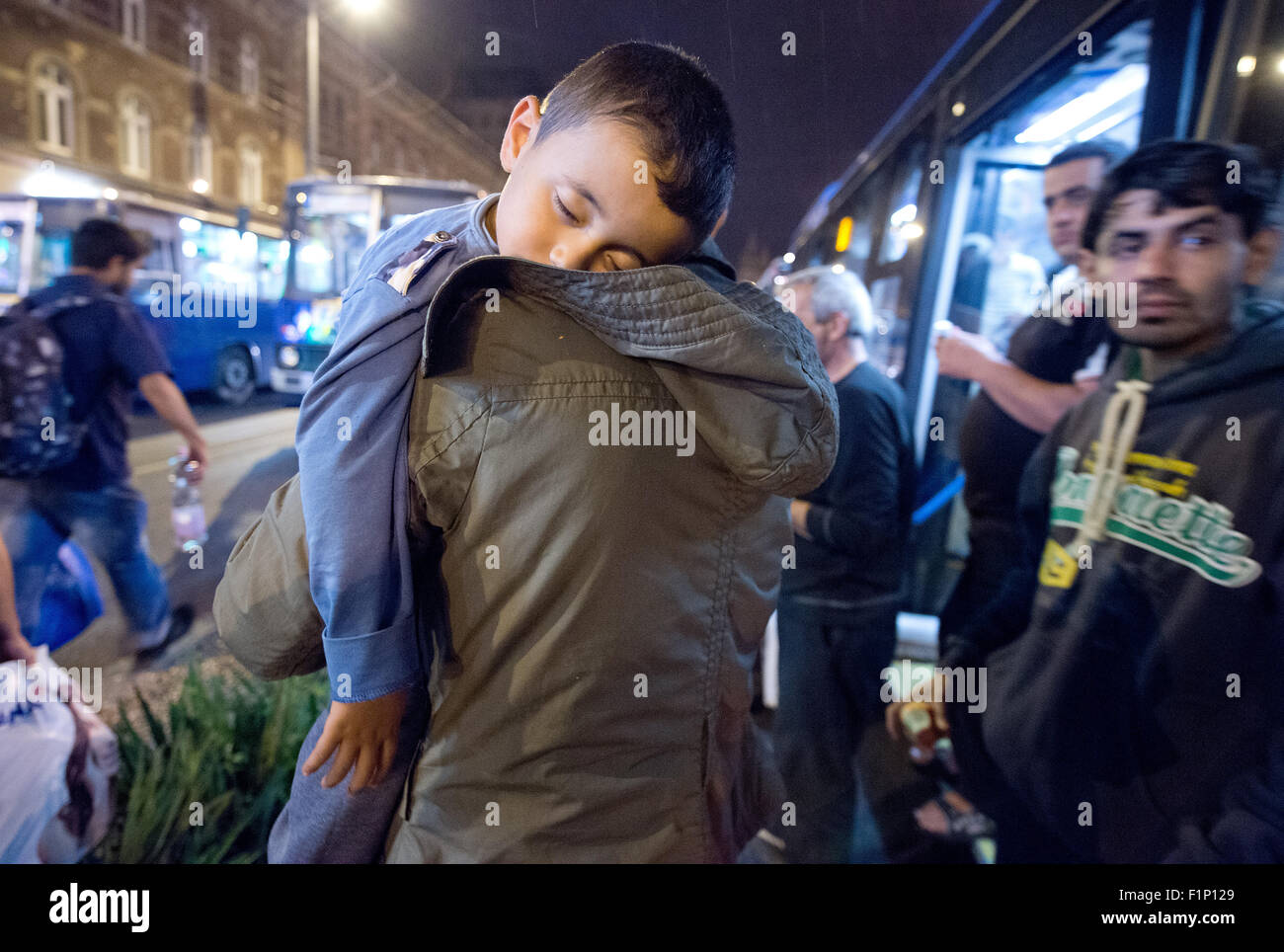 Budapest, Ungheria. 5 Settembre, 2015. Migliaia di profughi di aspettare di essere trasportati verso il confine austriaco, in bus davanti alla stazione ferroviaria orientale di Budapest, Ungheria, nelle prime ore del 5 settembre 2015. I rifugiati avevano atteso in aperto per settimane di fronte la stazione ferroviaria prima di decine di bus ora li portò alla frontiera. Foto: BORIS ROESSLER/DPA Credito: dpa picture alliance/Alamy Live News Foto Stock