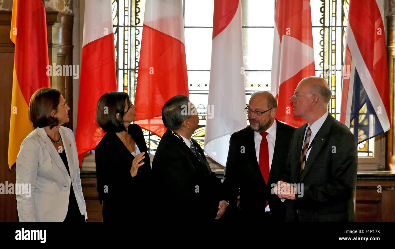 Leipzig, Germania. 5 Sep, 2015. Laurence Dumont (Francia, l-r), Laura Boldrini (Italia), Tadamori Oshima (Giappone), Martin Schulz (SPD, Parlamento europeo), e Norbert Lammert (CDU, Germania), al G7 Riunione dei relatori parlamentari a Leipzig, Germania, 5 settembre 2015. Foto: JAN WOITAS/DPA/Alamy Live News Foto Stock