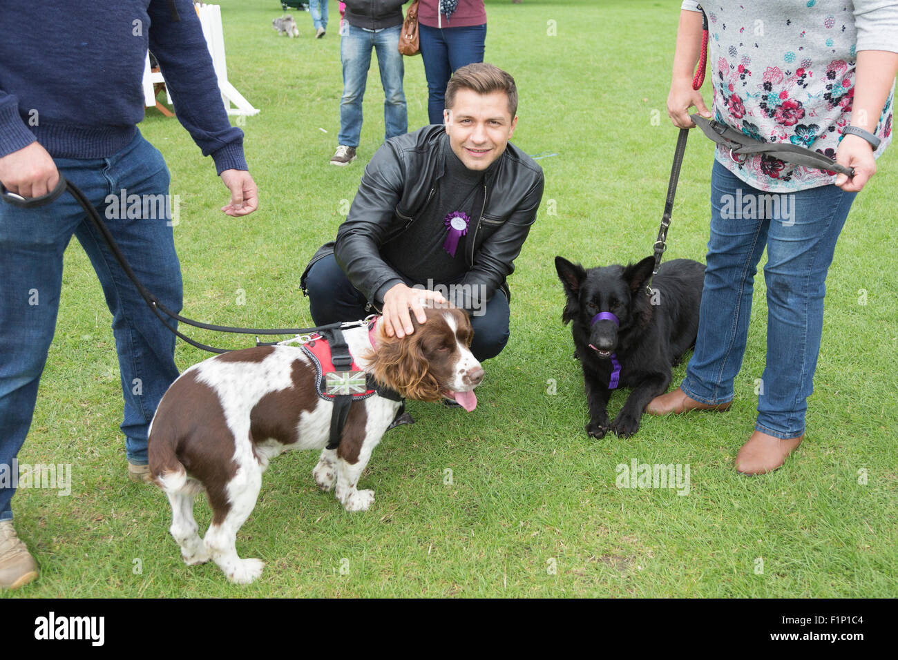 Londra, Regno Unito. Il 5 settembre 2015. Kovalev Pasha fa amicizia con alcuni cani. PupAid 2015 Celebrity vet Marc Abramo è un giorno di festa per i proprietari di cani e gli appassionati di pooch spera di aumentare la consapevolezza del cucciolo di agricoltura, che è la produzione di massa di cuccioli per guadagno commerciale e comporta talvolta gli animali che vivono in condizioni terribili. La manifestazione si svolge su Primrose Hill. Foto: Nick Savage/Alamy Live News Foto Stock Londra, Regno Unito. Il 5 settembre 2015. Kovalev Pasha fa amicizia con alcuni cani. PupAid 2015 Celebrity vet Marc Abramo è un giorno di festa per i proprietari di cani e gli appassionati di pooch spera di aumentare la consapevolezza del cucciolo di agricoltura, che è la produzione di massa di cuccioli per guadagno commerciale e comporta talvolta gli animali che vivono in condizioni terribili. La manifestazione si svolge su Primrose Hill. Foto: Nick Savage/Alamy Live News Foto Stock