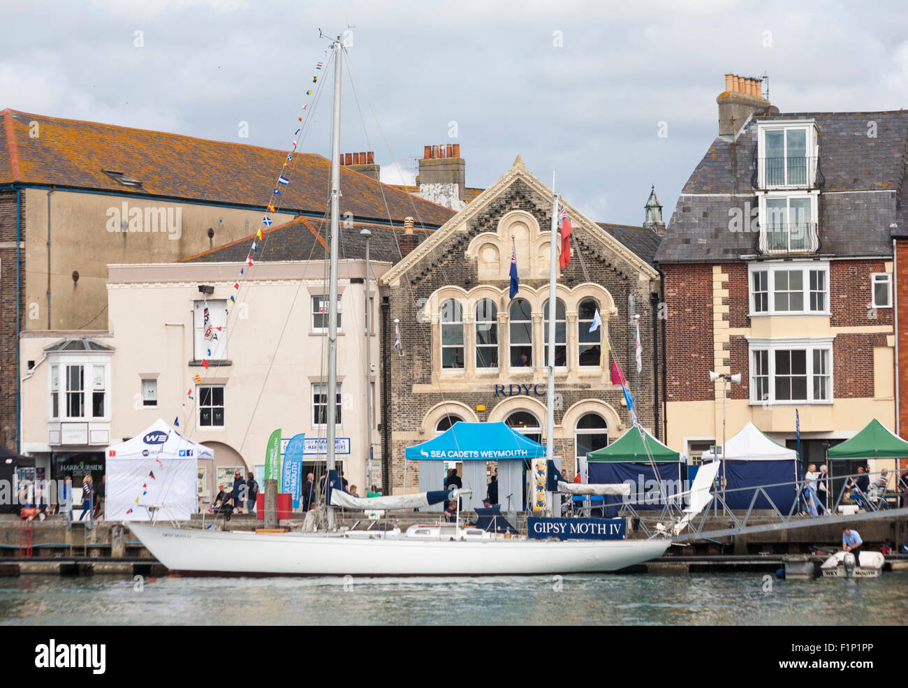Weymouth Dorset, Regno Unito. Il 5 settembre 2015. La folla assistere al festival Waterfest a Weymouth. Gypsy Moth IV il famoso 17 metro ketch in cui Sir Francis Chichester circumnavigare il globo nel 1966/67 è ormeggiata in banchina Credito: Carolyn Jenkins/Alamy Live News Foto Stock