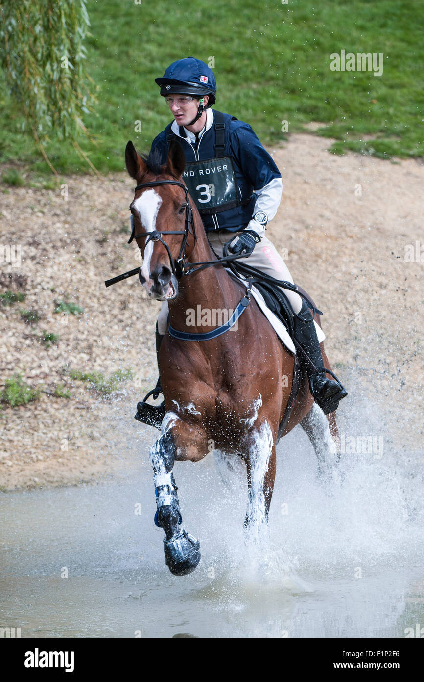 Stamford Lincs, Regno Unito. 5 Settembre, 2015. Oliver Townend (GBR) riding Dromgurrihy blu [#1] nel Cross Country fase sulla concorrenza giorno tre. La Land Rover Burghley Horse Trials 2015 Credit: stephen Bartolomeo/Alamy Live News Foto Stock