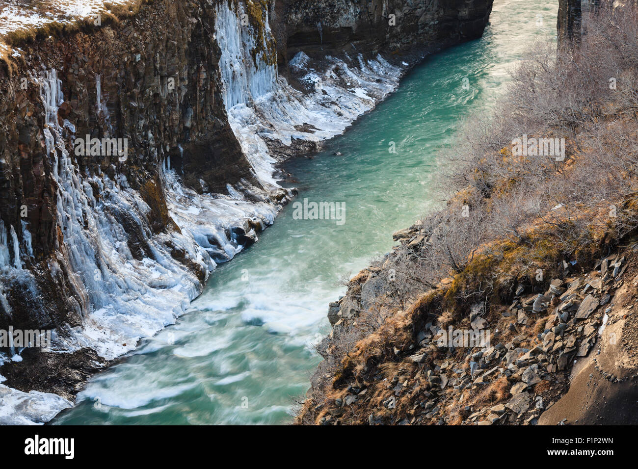 Fiume Hvita vicino a cascata di Gullfoss in inverno. Arnessysla. L'Islanda. Foto Stock