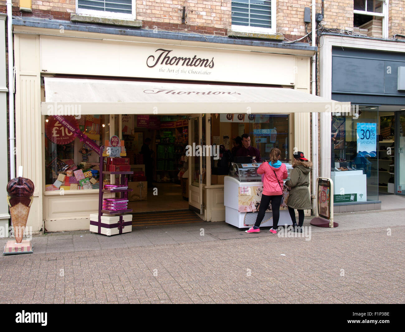 Cioccolato Thorntons negozio di vendita di gelati al di fuori, Dorchester Dorset, Regno Unito Foto Stock