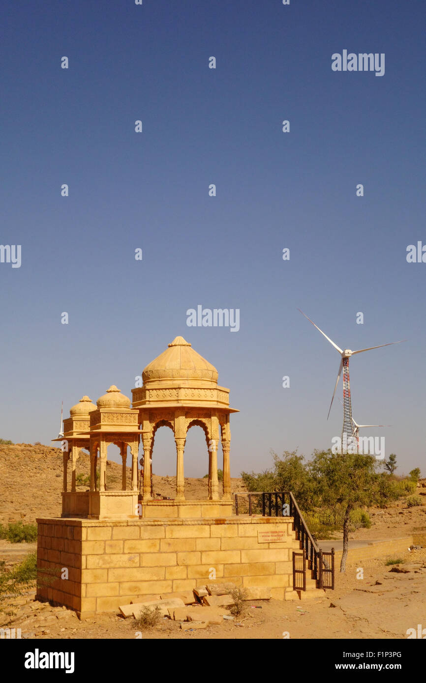 Storico Bada Bagh (Barabagh) royal cenotaphs di Jaisalmer con mulini a vento in background. Foto Stock