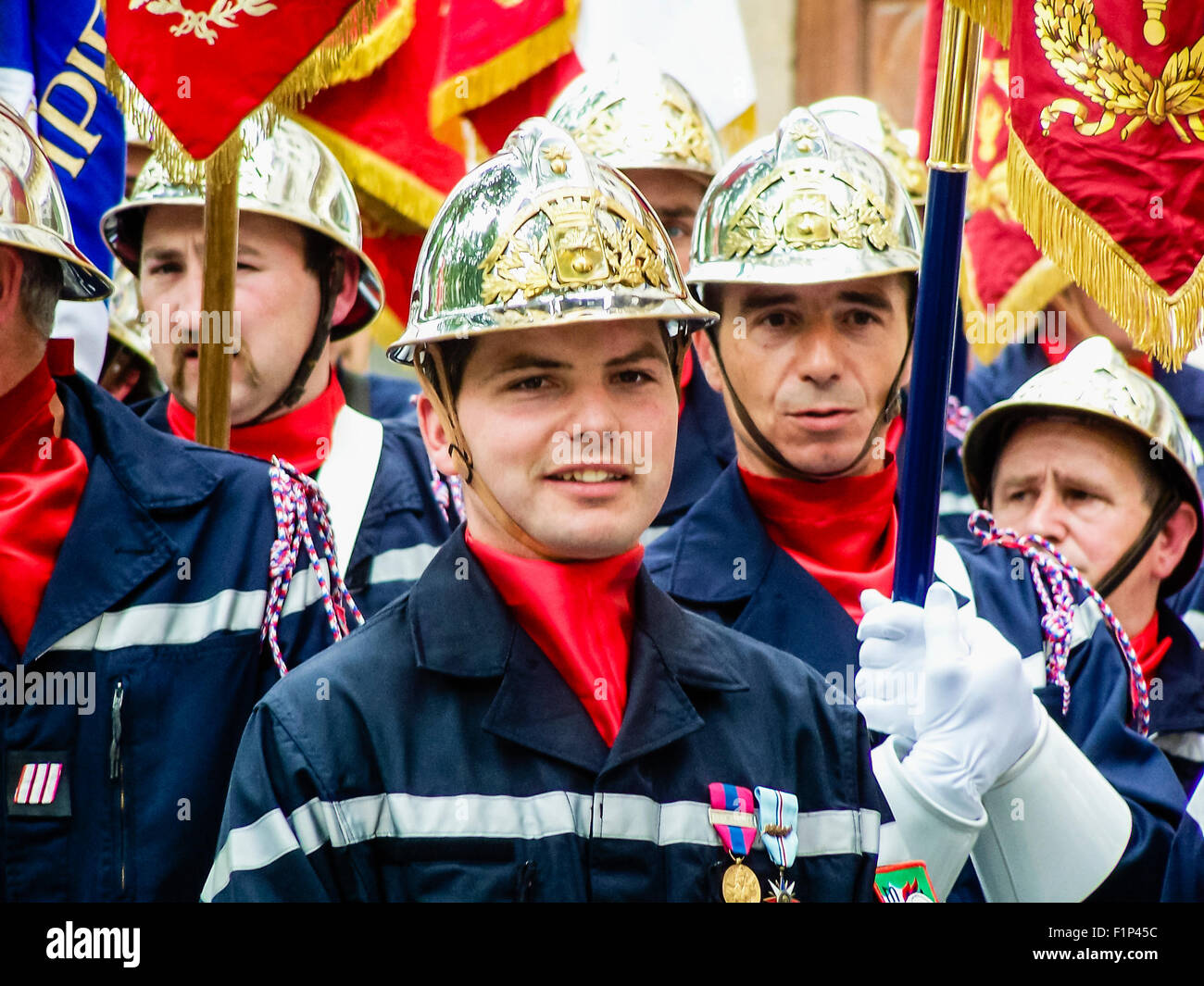 Fireman francese di tenere una parata attraverso Parigi Foto Stock